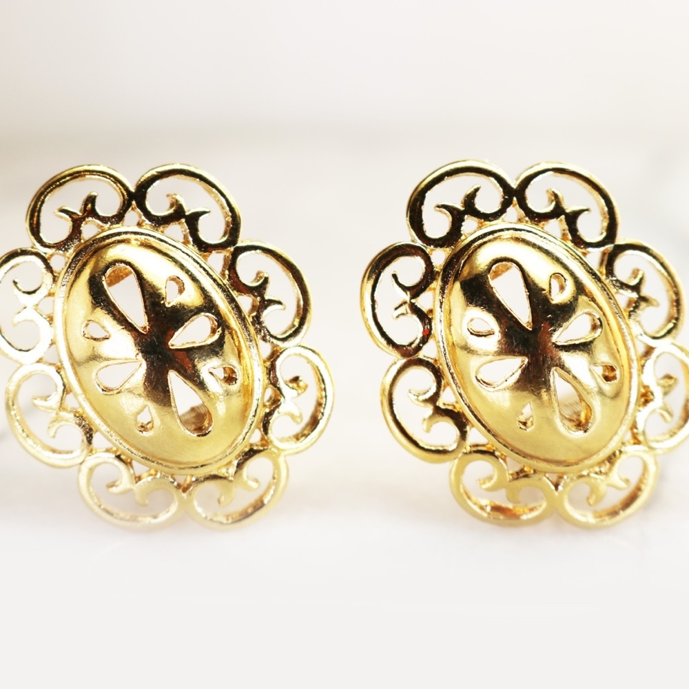 ⚜️ Vintage Givenchy Gold Clip On Earrings ⚜️ - Picture 3 of 12